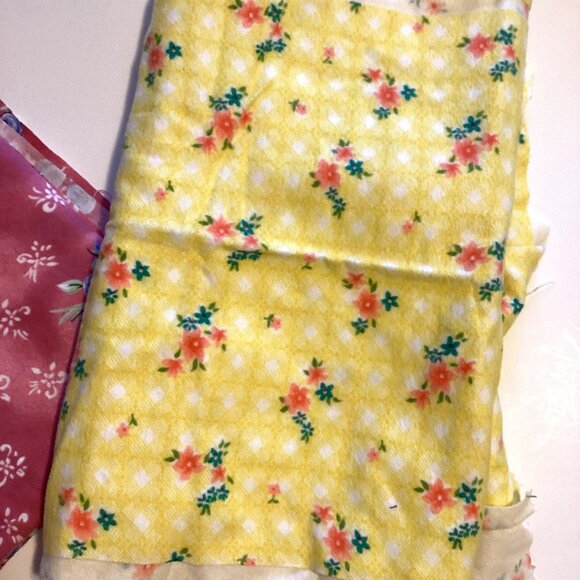 Two Pieces of Floral Fabric Flannel Material Sewing Quilting Crafting - Picture 5 of 7